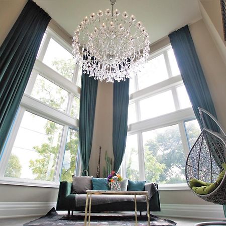 Modernized Five Bedroom Villa 列治文山 外观 照片
